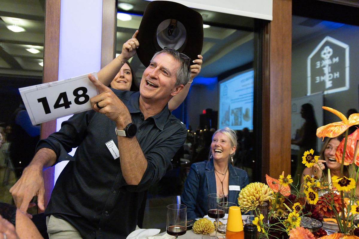 Gordan Wright bidding on hat, Photos by Sean T. Smith