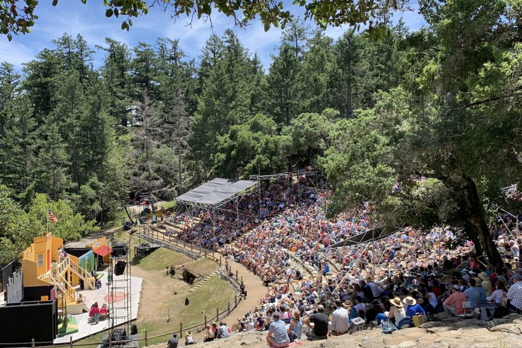 A full amphitheater.