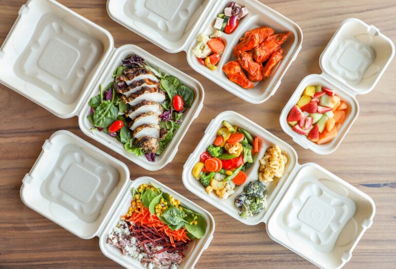 Clamshell packaging of food