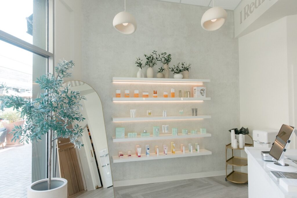 face foundry room with shelf