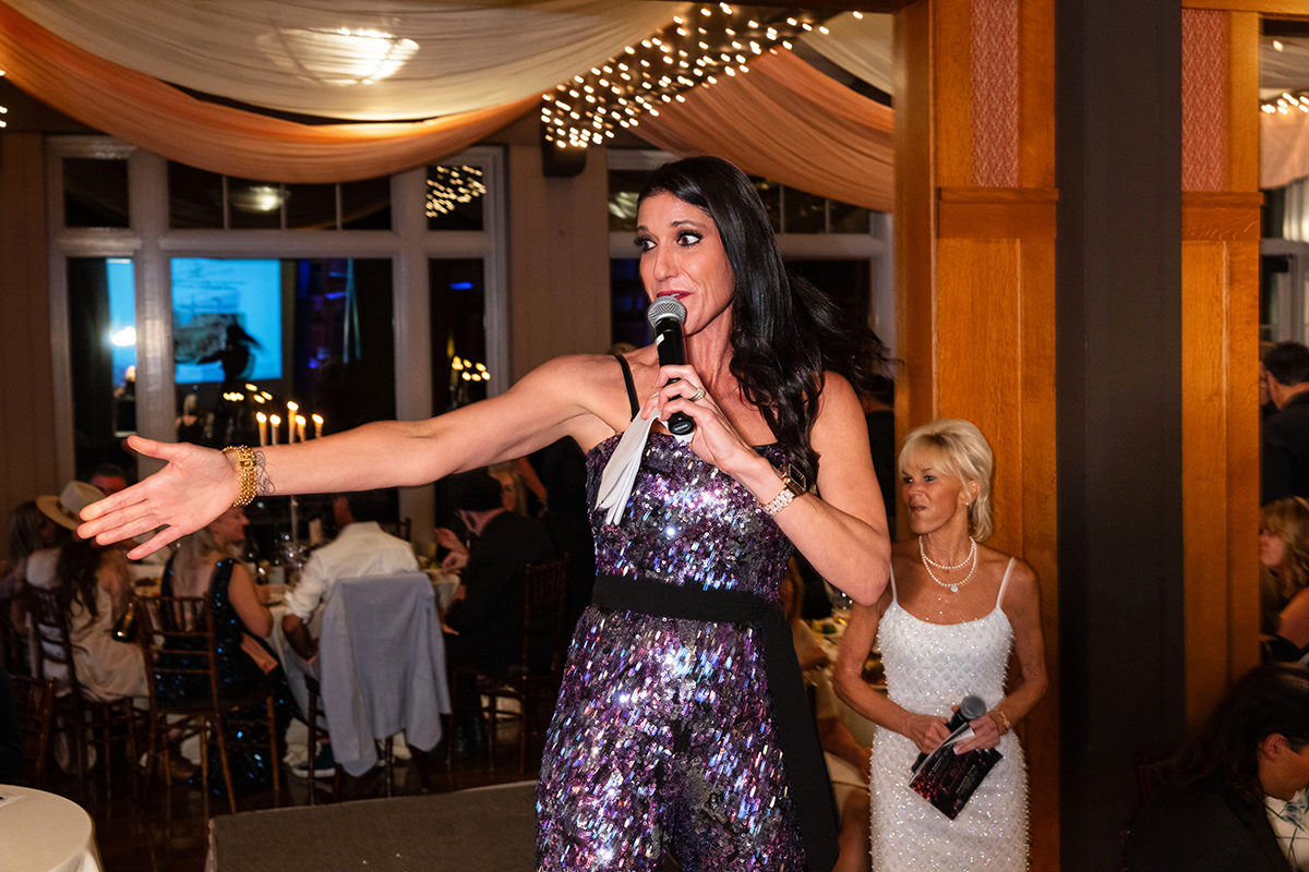 Auctioneer Ellen Toscano Onstage - credit Natalie Schrik of Drew Altizer Photography