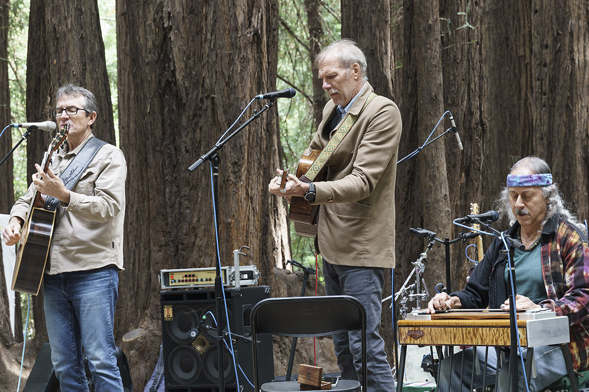 Main stage musicians Stephen Inglis, Tim Bluhm, Barry Sless, Photo Credit Kenn Rabin